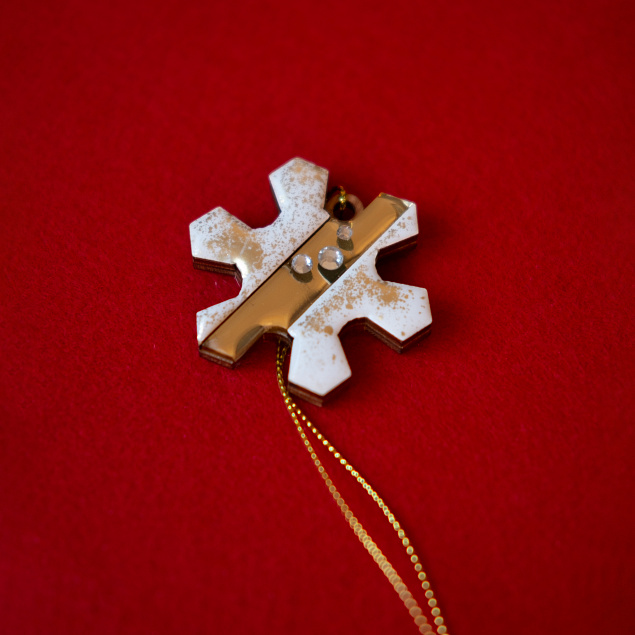 Ёлочная игрушка Снежинка (белый с золотым ) с логотипом в Нефтекамске заказать по выгодной цене в кибермаркете AvroraStore