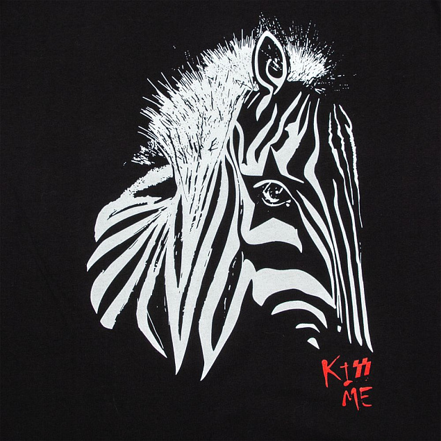 Майка женская «Арт-рокстар. Kiss Me», черная с логотипом в Нефтекамске заказать по выгодной цене в кибермаркете AvroraStore