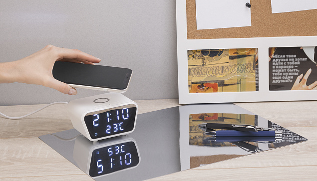 Настольные часы "Smart Clock" с беспроводным (15W) зарядным устройством, будильником и термометром с логотипом в Нефтекамске заказать по выгодной цене в кибермаркете AvroraStore