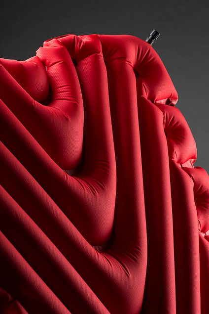 Надувной коврик Insulated Static V Luxe, красный с логотипом в Нефтекамске заказать по выгодной цене в кибермаркете AvroraStore
