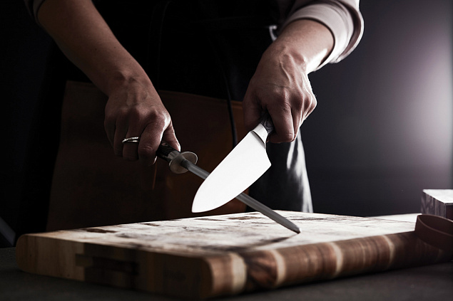 Набор VINGA Kaiser из точилки и кухонного ножа с логотипом в Нефтекамске заказать по выгодной цене в кибермаркете AvroraStore