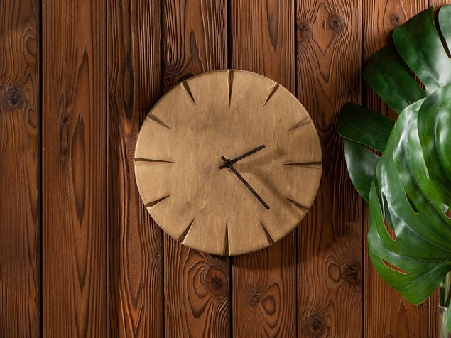 Часы деревянные «Helga» с логотипом в Нефтекамске заказать по выгодной цене в кибермаркете AvroraStore