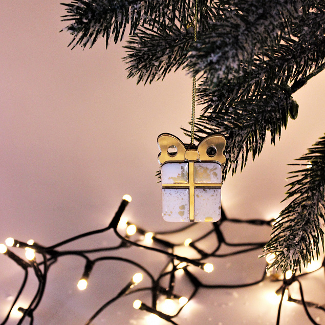 Ёлочная игрушка Подарочек (белый с золотым ) с логотипом в Нефтекамске заказать по выгодной цене в кибермаркете AvroraStore