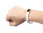 Силиконовый браслет Brisky с металлическим шильдом, белый с логотипом в Нефтекамске заказать по выгодной цене в кибермаркете AvroraStore