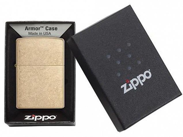 Зажигалка ZIPPO Armor™с покрытием Tumbled Brass с логотипом в Нефтекамске заказать по выгодной цене в кибермаркете AvroraStore